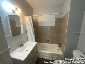 207 Pinehurst Blvd in San Antonio, TX - Building Photo - Building Photo