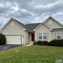 154 Holly Hill Dr in Barboursville, VA - Building Photo