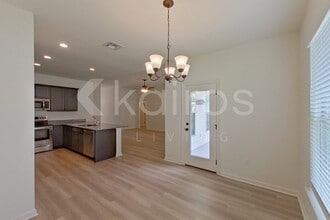 121 Salvat Dr in Lafayette, LA - Foto de edificio - Building Photo