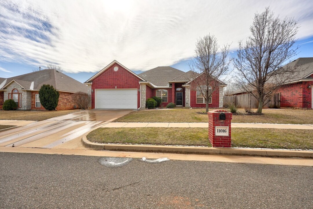 11016 NW 104th Terrace in Yukon, OK - Building Photo