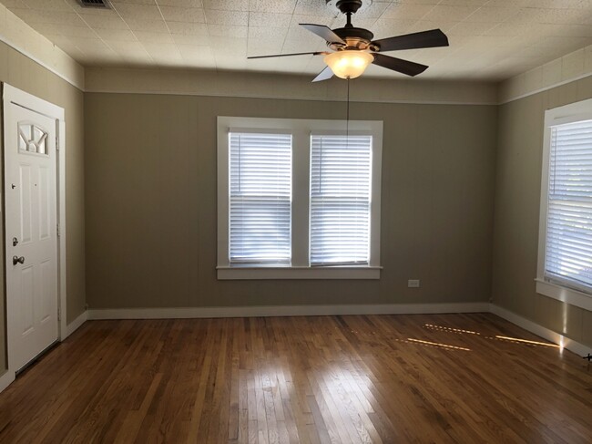 1075 W Coll St in New Braunfels, TX - Building Photo - Building Photo