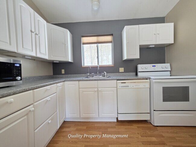 116 Pine Trail, Unit 1 in Holden, ME - Foto de edificio - Building Photo