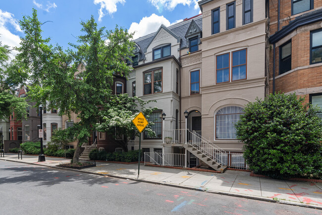 1754 Corcoran St NW in Washington, DC - Foto de edificio - Building Photo