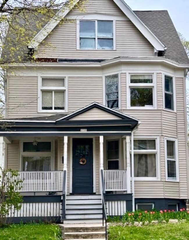 2728 N Murray Ave in Milwaukee, WI - Building Photo - Building Photo