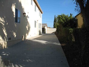 7216 10th Ave in Los Angeles, CA - Foto de edificio - Building Photo