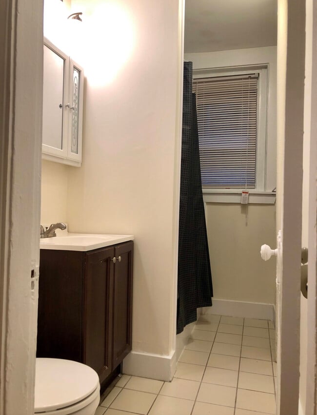 63 Burbank St, Unit 4 in Boston, MA - Foto de edificio - Building Photo