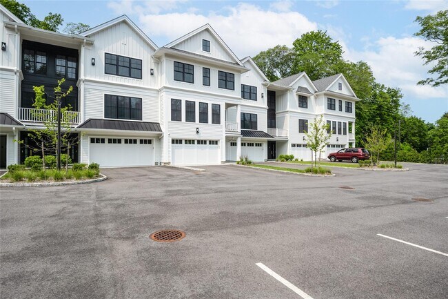 133 Spring Rd in Huntington, NY - Building Photo - Building Photo