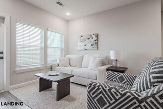 5001 Willowgate Loop in Tice, FL - Building Photo - Building Photo