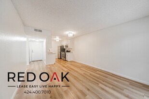 11817 Victory Blvd in Los Angeles, CA - Building Photo