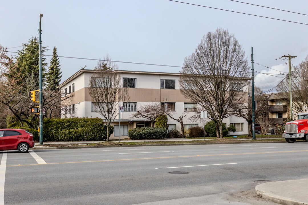 225 Nanaimo St N in Vancouver, BC - Building Photo