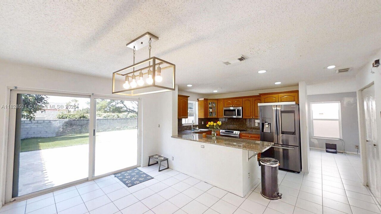 8422 SW 44th Pl in Davie, FL - Building Photo