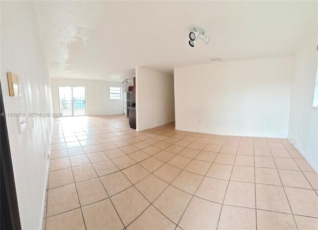 2175 NW 104th St in Miami, FL - Building Photo - Building Photo