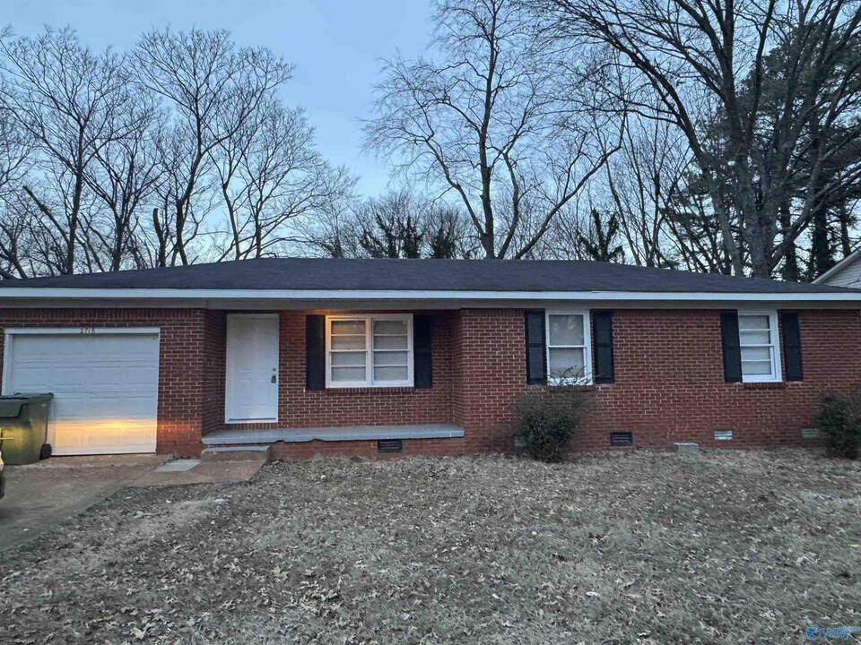 2716 Oaktree Ln NW in Huntsville, AL - Building Photo