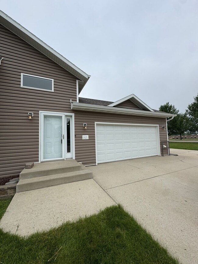 3721 48th St NW in Mandan, ND - Building Photo - Building Photo