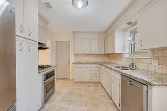 2510 Twisted Oaks Dr in Bryan, TX - Building Photo - Building Photo