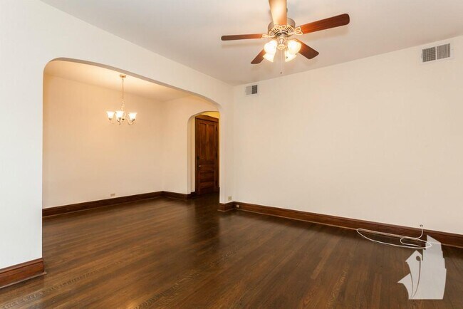 3047 W Logan Blvd, Unit 3045-1 in Chicago, IL - Building Photo - Building Photo