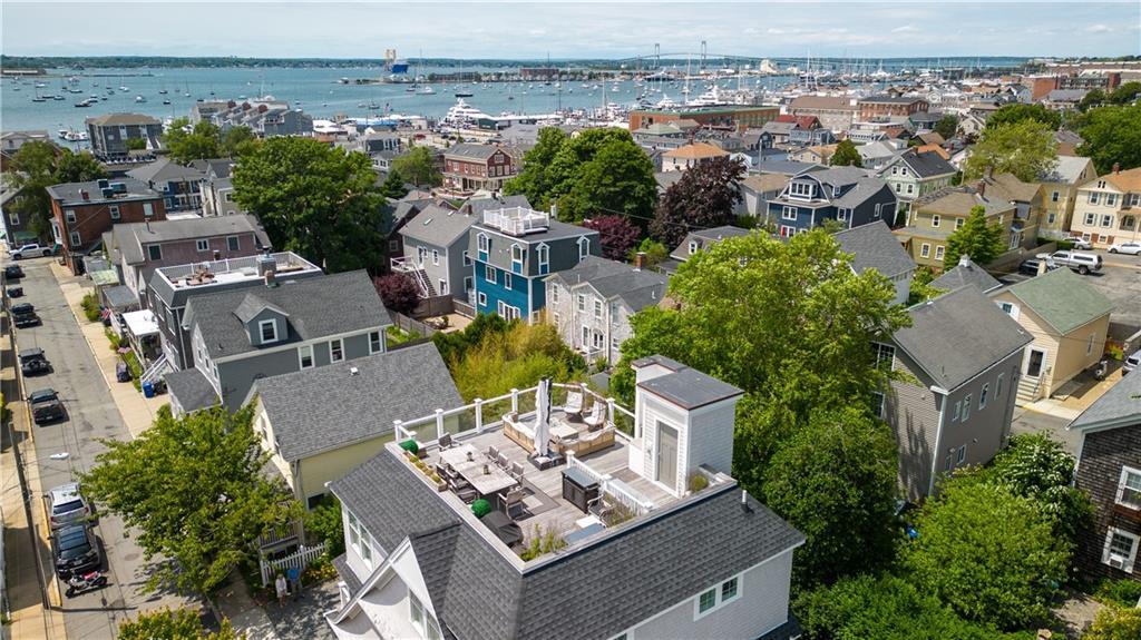 22 Dean Ave in Newport, RI - Foto de edificio