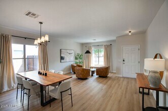 1302 E Milada Dr in Phoenix, AZ - Foto de edificio - Building Photo