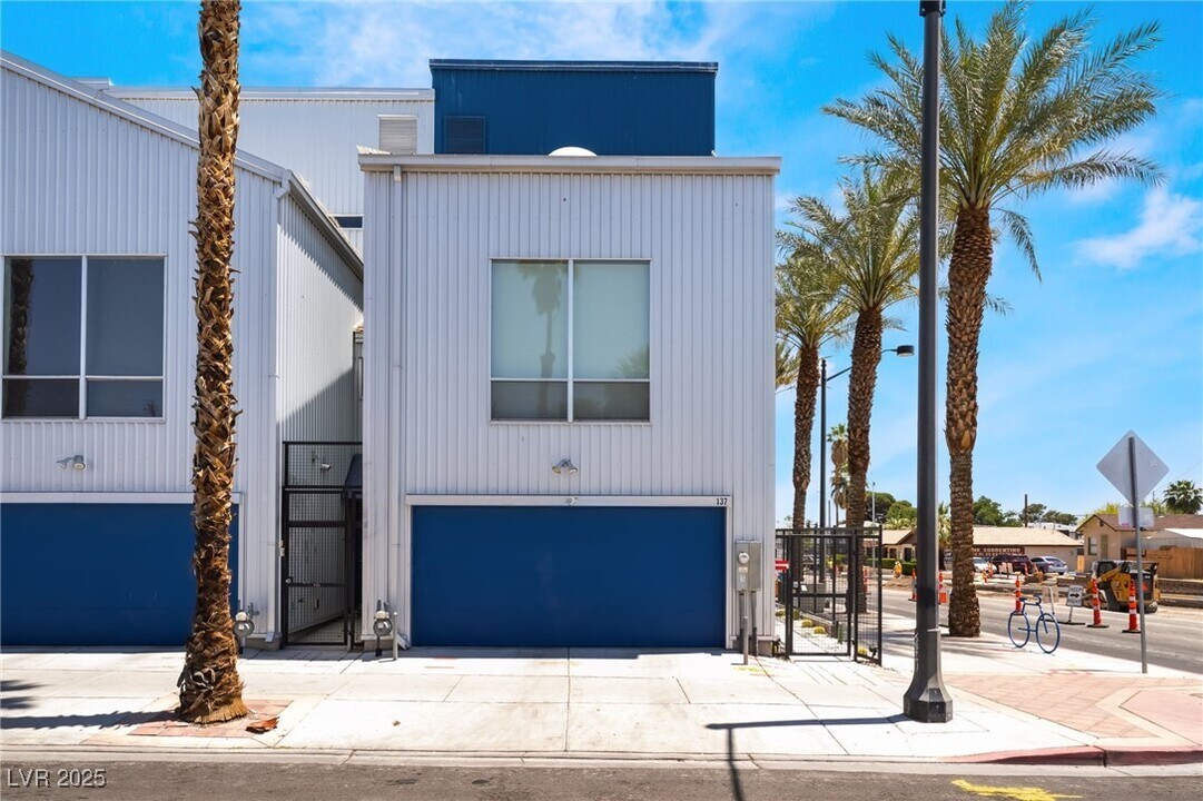 137 S 11th St in Las Vegas, NV - Building Photo