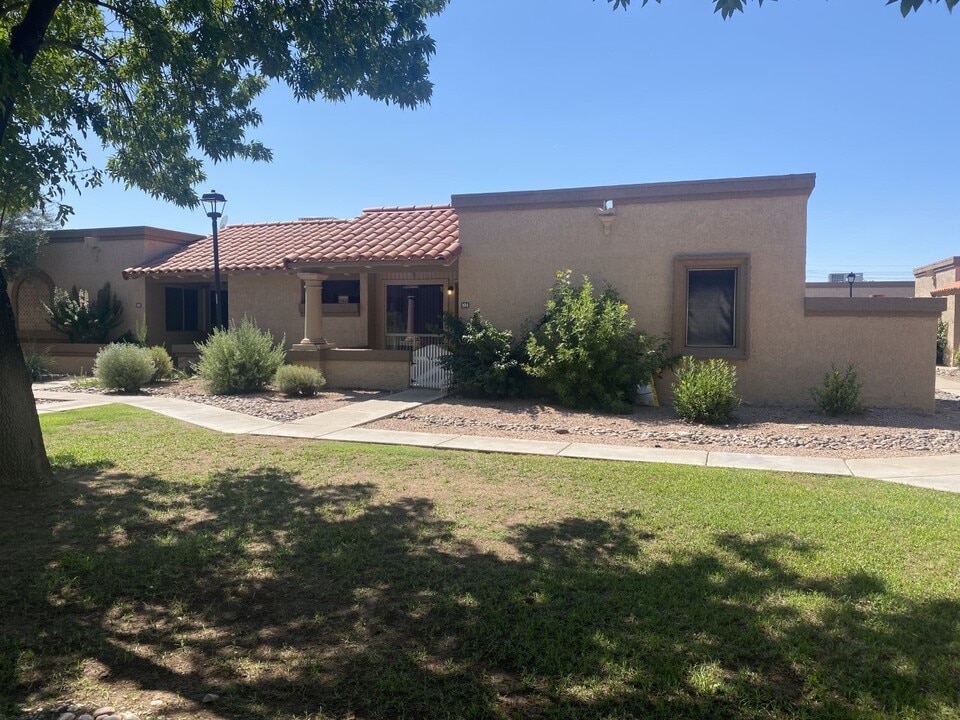 97 N Cooper Rd in Chandler, AZ - Building Photo