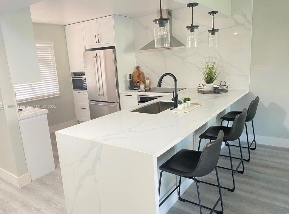 432 Lakeview Dr in Weston, FL - Building Photo