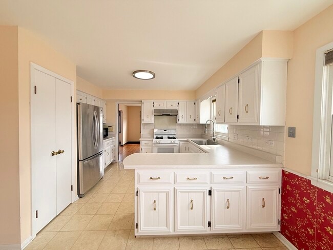 4220 Oakton St in Skokie, IL - Building Photo - Building Photo