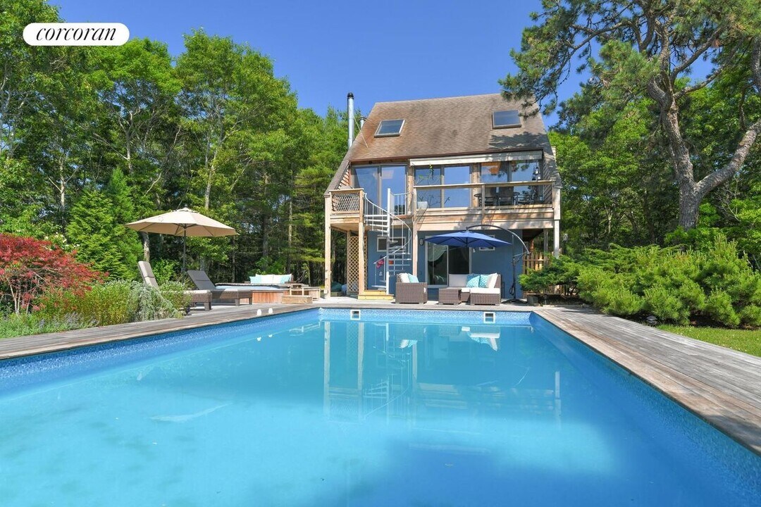 263 Middle Line Hwy in Sag Harbor, NY - Building Photo