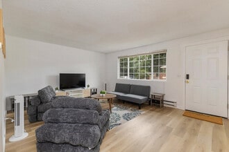 15704 Ash Way in Lynnwood, WA - Building Photo - Building Photo