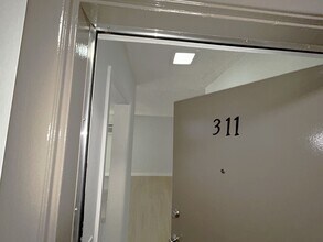 Manhattan Plaza Apartments in Los Angeles, CA - Foto de edificio - Building Photo