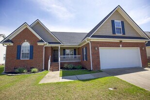355 Hogart St in Raeford, NC - Building Photo
