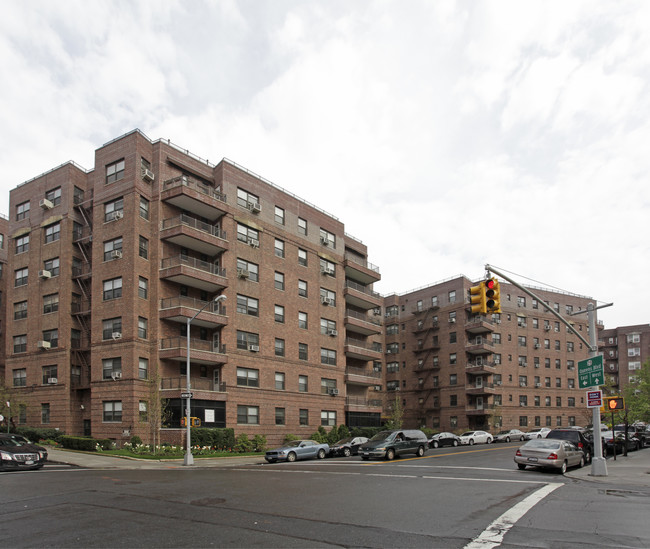 The Hyde Park in Forest Hills, NY - Building Photo - Building Photo