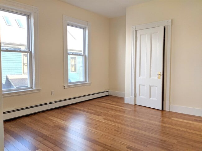 21 Thorndike St, Unit 2 in Somerville, MA - Foto de edificio - Building Photo