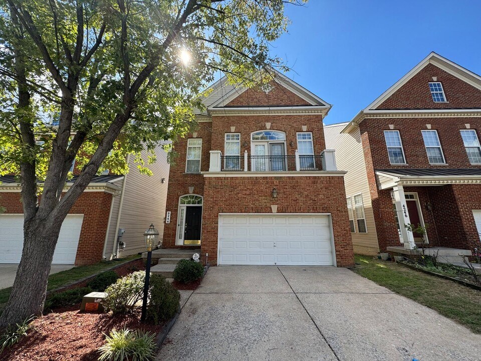 4244 Sonia Ct in Alexandria, VA - Foto de edificio