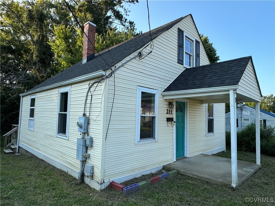 211 Hylawn Ave in Farmville, VA - Building Photo