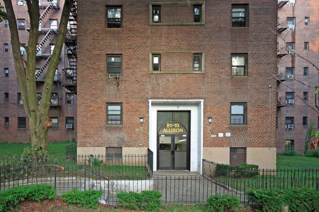 81-10 135th St in Jamaica, NY - Foto de edificio - Building Photo