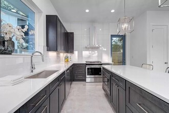5008 Lott Ave in Austin, TX - Foto de edificio - Building Photo
