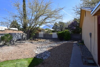8221 Portales St NE in Albuquerque, NM - Building Photo - Building Photo