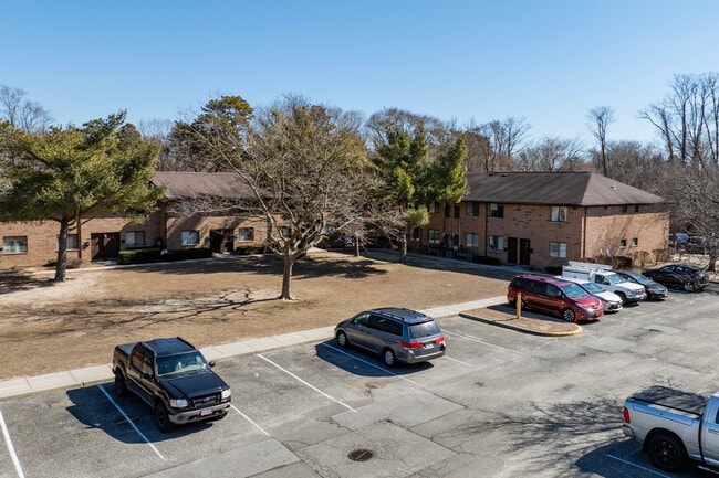 East Newbrook Gardens in Brentwood, NY - Building Photo - Building Photo