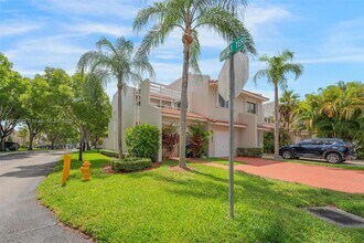10032 NW 43rd Terrace in Doral, FL - Building Photo - Building Photo