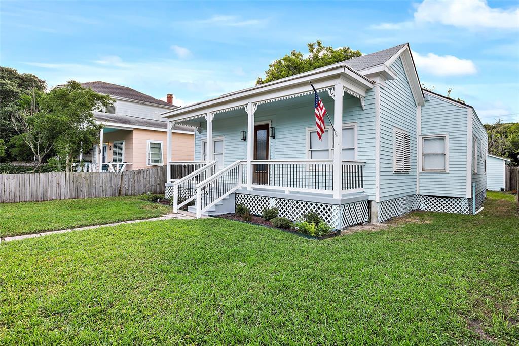 2710 Bernardo De Galvez Ave in Galveston, TX - Building Photo