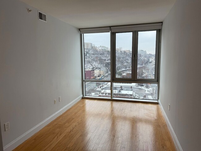 1700 Park Ave, Unit 4030 in Weehawken, NJ - Building Photo - Building Photo