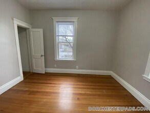 39 Harwood St, Unit 2 in Boston, MA - Foto de edificio - Building Photo