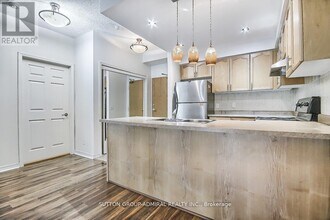 1 Maison Parc Ct in Toronto, ON - Building Photo - Building Photo