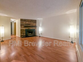 19851 25th Ave NE in Shoreline, WA - Foto de edificio - Building Photo