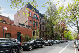 240 Berkeley Pl in Brooklyn, NY - Foto de edificio - Building Photo
