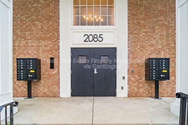 2085 W Broad St in Columbus, OH - Building Photo - Building Photo