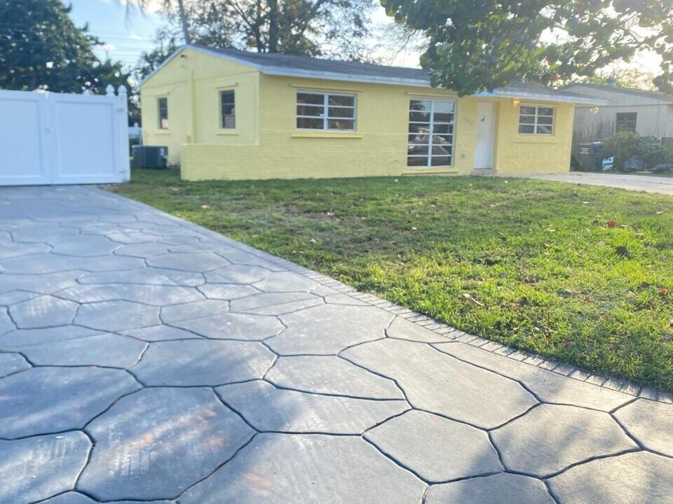 7430 Hope St in Hollywood, FL - Building Photo