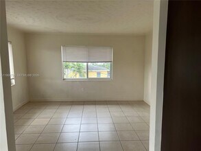 890 NW 22nd Ct in Miami, FL - Building Photo - Building Photo