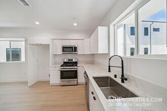 5655 Case Ave in Los Angeles, CA - Building Photo - Building Photo