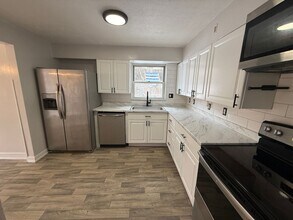 410 Sunaire Terrace in Cincinnati, OH - Building Photo - Building Photo